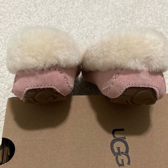 NIB- UGG - 7 - Picture 6 of 7